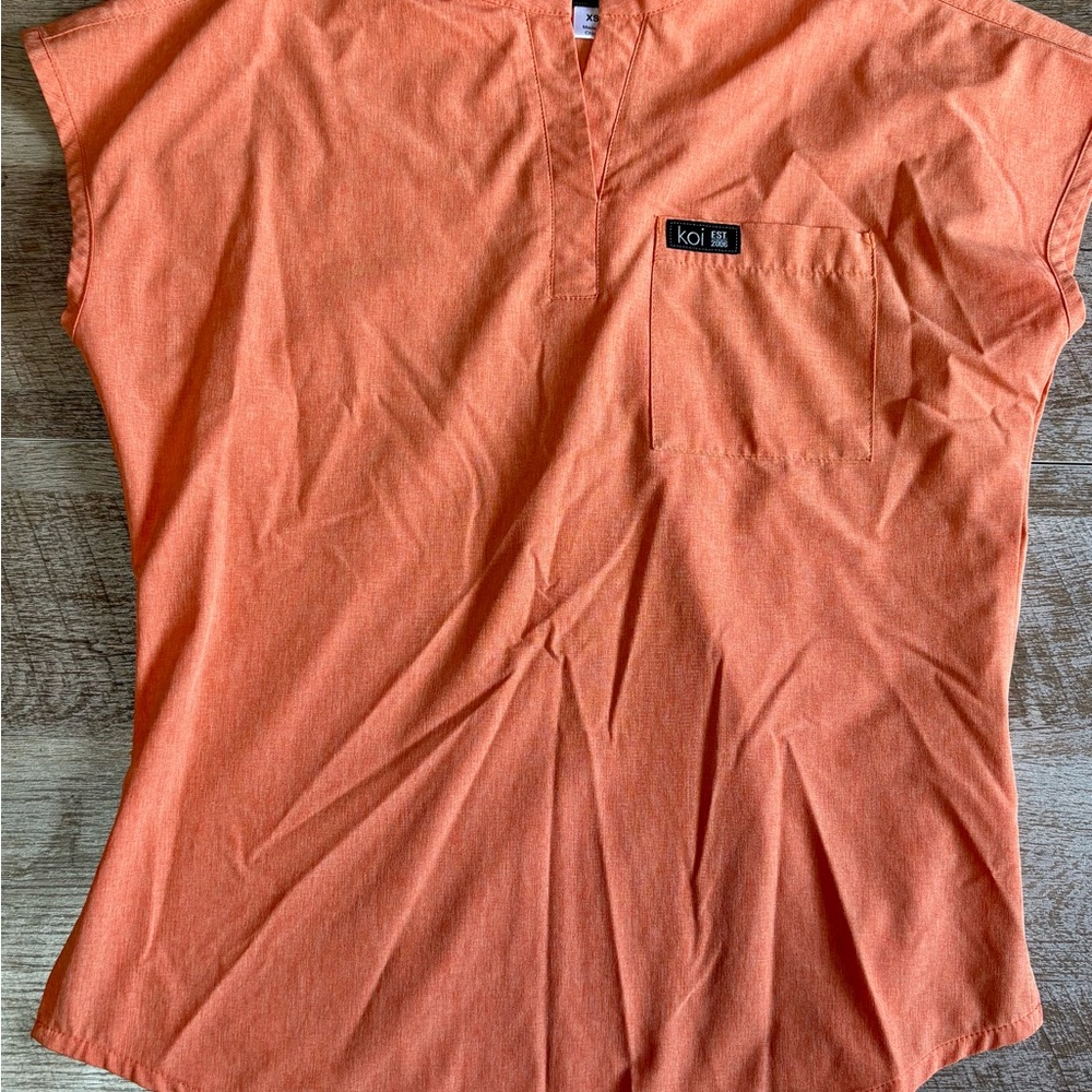 koi Basics Ari Women's 1-Pocket Stretch Tuck-In Scrub Top Heather Apricot
